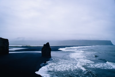 海浪冲击岩层